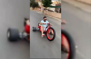 Go-kart aracına bisiklet gidonu ve tekeri takıp...