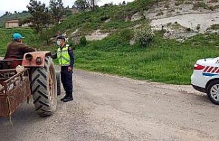 Gördes’te jandarma trafik ekiplerinden broşür