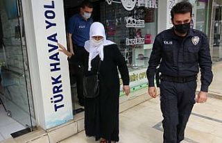Gözlüğü kırılan yaşlı kadının yardımına...