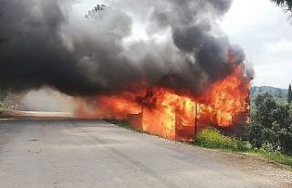 Güneş panelinin patlayan aküsü 2 bağ evini küle...