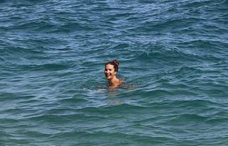 Güneşli ve sıcak havanın tadını turistler çıkardı