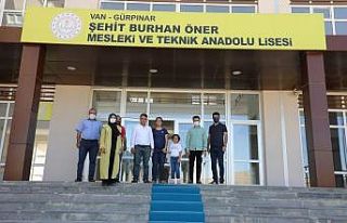 Gürpınar Belediyesinden okul kütüphanelerine kitap...