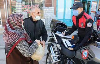 Güvercinleri beslemek isteyen yaşlı çifte kısıtlama...