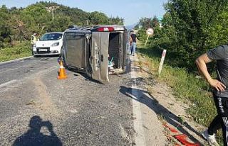 Hafif ticari araç takla attı: 2 yaralı