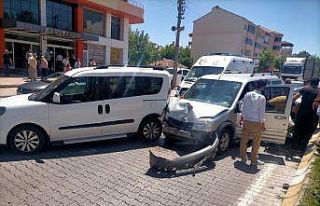 Hafif ticari araçlar çarpıştı: 2 Yaralı