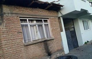 Hafriyat kamyonun tekerliği yerinden fırlayarak...