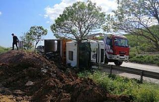 Hafriyat yüklü belediye kamyonu devrildi: 1 yaralı