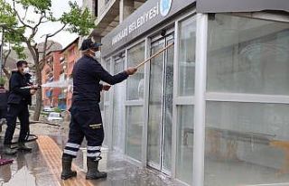 Hakkari’de şehir içi duraklar dezenfekten edildi