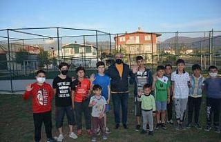 Hala sahada sakatlanan minikler belediye başkanından...