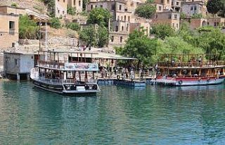 Halfeti’ye turist akını