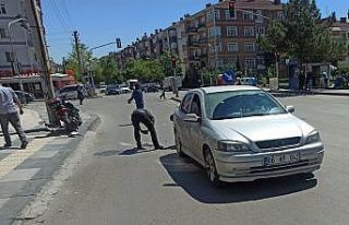 Hareket halindeyken çalan telefonu motosiklet sürücüsünü...
