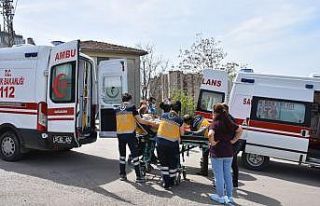 Hasta taşıyan ambulans ile otomobil çarpıştı