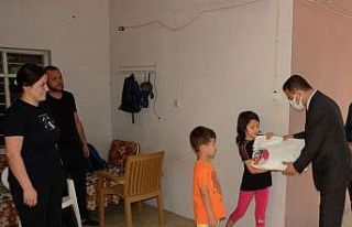 Hatay’da hayırsever iş adamı 352 çocuğu bayram...