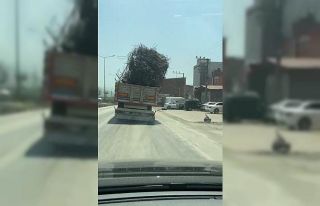 Hatay’da hurda demir yüklü kamyonun tehlikeli...