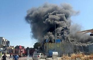 Hatay’da izolasyon satılan bir iş yerinde yangın...