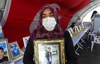 HDP önündeki aileler çocuklarına kavuşacakları...