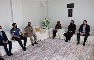 Hizan Kaymakamı Yelek, şehit ailesini ziyaret etti