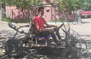 Hurdacıdan topladıkları malzemelerle kendi araçlarını...