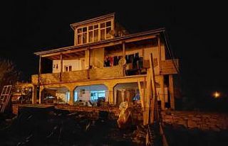 İftarı beklerken yaslandıkları balkon duvarı...