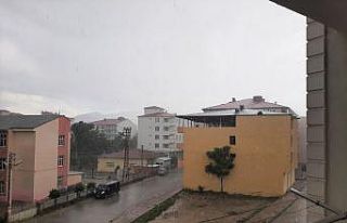 Iğdır’da sağanak ve dolu yağışı etkili oldu