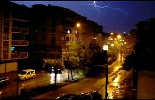 Iğdır’da şimşekler geceyi aydınlattı