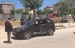 İki araç çarpıştı, sürücülerden biri yaralandı