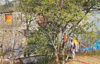 İki katlı ahşap ev ile samanlık alevlere teslim...