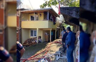 İki katlı ahşap evde çıkan yangın korkuttu