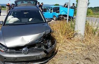 İki otomobil kafa kafaya çarpıştı: 1’i ağır...