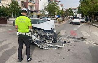 İki otomobile çarpan kamyonet kaldırımı aşıp...