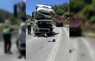 İki tır kafa kafaya çarpıştı: 2 yaralı