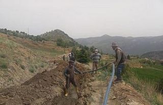 İmece usulü ile 2 bin 500 metre su borusu döşediler