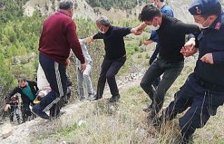 İnsan zinciri oluşturup yaralıyı uçurumdan kurtardılar