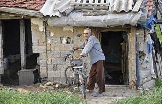 İnsanlara küstü, tarlanın ortasındaki barakada...