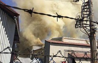 İplik fabrikasında çıkan yangında 4 işçi dumandan...