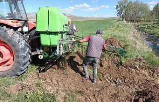 Irmağa düşen traktör kepçe yardımıyla kurtarıldı