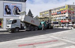 Isparta Belediyesi tam kapanmada yolları asfaltlıyor