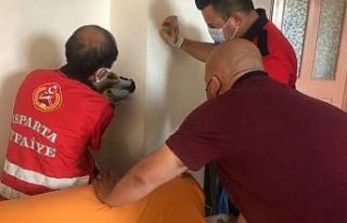 Isparta’da baca boşluğuna sıkışan güvercini...