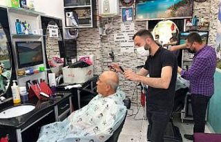 Isparta’da berber ve kuaförler müşterilerine...