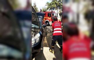Isparta’da park halindeki araca giren yılanı itfaiye...