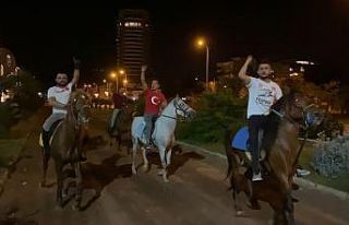 İsrail’i at üzerinde protesto ettiler