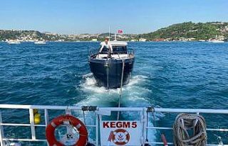 İstanbul Boğazı’nda arızalanan tekne sürüklendi