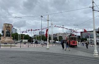 İstanbul’da şiddetli rüzgar: Gökyüzü kara...