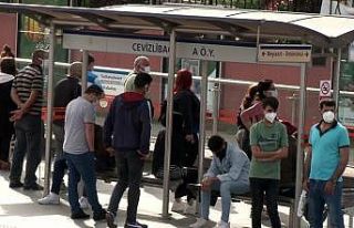 İstanbul’da toplu taşıma duraklarında yoğunluk