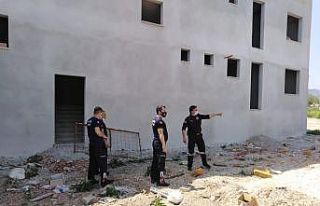 İtfaiye amirliği binasında çalışmalar tüm hızıyla...