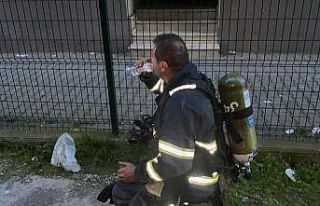 İtfaiye ekipleri bir yandan yangını söndürdü,...