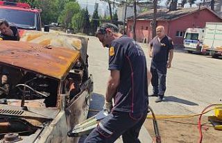 İtfaiyecilere araçta yaralı kurtarma tatbikatı