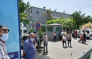 İzin belgesi almak için kuyruğa girdiler