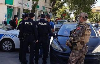 İzin belgesi sorulunca tartıştığı polisi görüntülemeye...