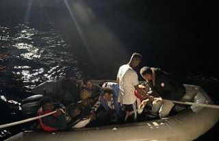 İzmir açıklarında 10 düzensiz göçmen kurtarıldı